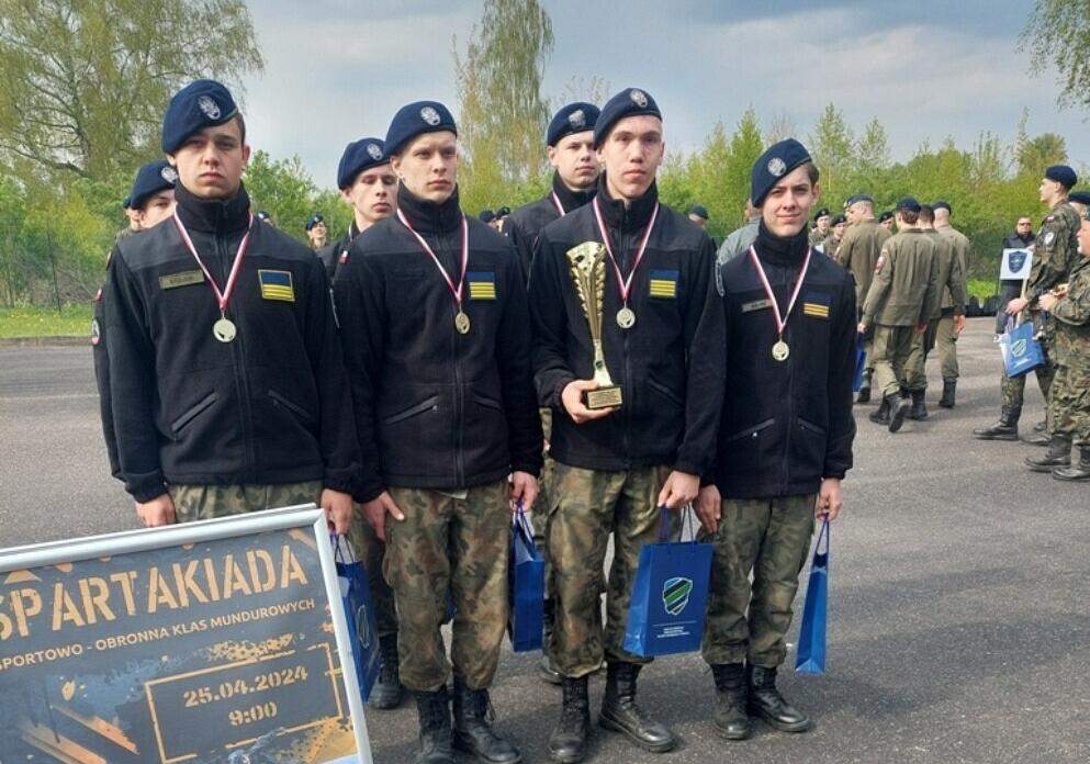 Malbork. Wojewódzka spartakiada sportowo – obronna klas mundurowych za nami.