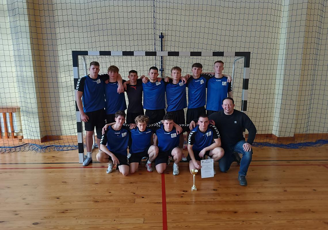 PCE MISTRZEM POWIATU W PIŁCE RĘCZNEJ CHŁOPCÓW