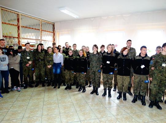 Nagrodzeni za wzorowe uczęszczanie do szkoły  i pochwaleni za  dobre oceny