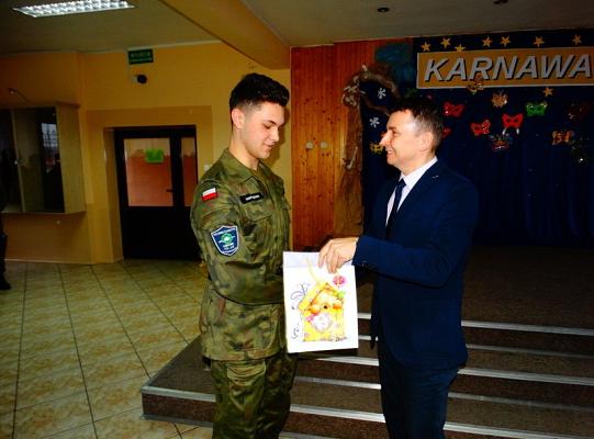 Nagrodzeni za wzorowe uczęszczanie do szkoły  i pochwaleni za  dobre oceny