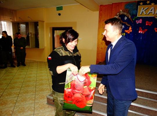 Nagrodzeni za wzorowe uczęszczanie do szkoły  i pochwaleni za  dobre oceny