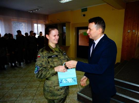 Nagrodzeni za wzorowe uczęszczanie do szkoły  i pochwaleni za  dobre oceny