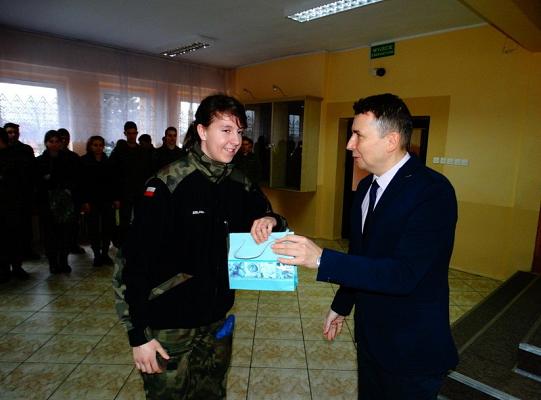 Nagrodzeni za wzorowe uczęszczanie do szkoły  i pochwaleni za  dobre oceny