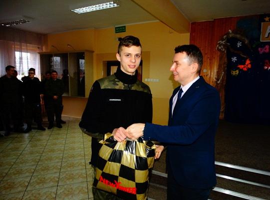 Nagrodzeni za wzorowe uczęszczanie do szkoły  i pochwaleni za  dobre oceny