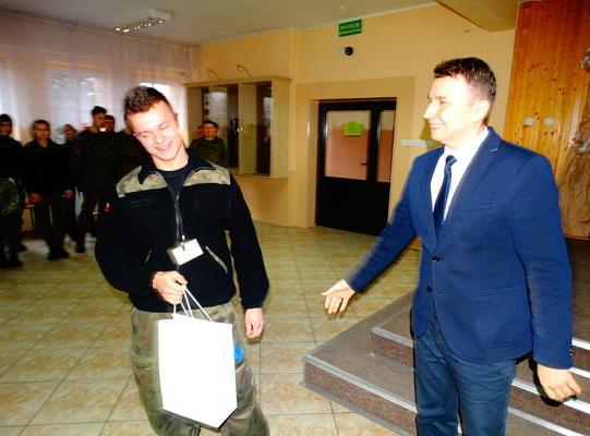 Nagrodzeni za wzorowe uczęszczanie do szkoły  i pochwaleni za  dobre oceny