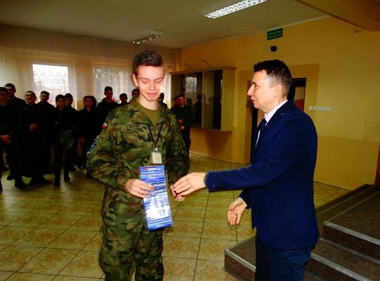 Nagrodzeni za wzorowe uczęszczanie do szkoły  i pochwaleni za  dobre oceny