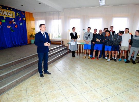 Nagrodzeni za wzorowe uczęszczanie do szkoły  i pochwaleni za  dobre oceny