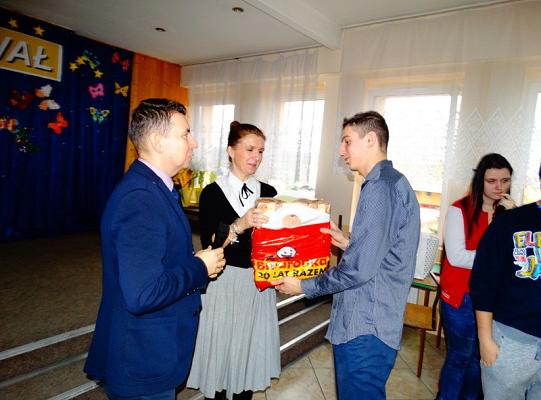 Nagrodzeni za wzorowe uczęszczanie do szkoły  i pochwaleni za  dobre oceny