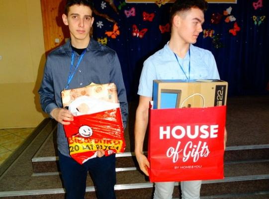 Nagrodzeni za wzorowe uczęszczanie do szkoły  i pochwaleni za  dobre oceny