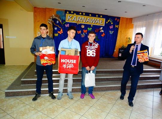 Nagrodzeni za wzorowe uczęszczanie do szkoły  i pochwaleni za  dobre oceny