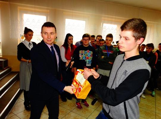 Nagrodzeni za wzorowe uczęszczanie do szkoły  i pochwaleni za  dobre oceny