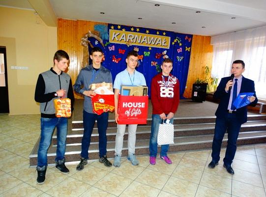 Nagrodzeni za wzorowe uczęszczanie do szkoły  i pochwaleni za  dobre oceny