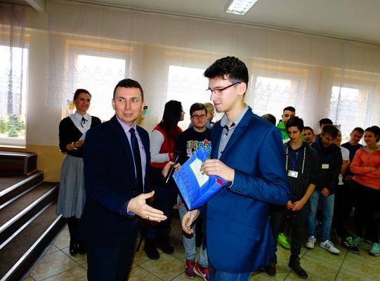 Nagrodzeni za wzorowe uczęszczanie do szkoły  i pochwaleni za  dobre oceny