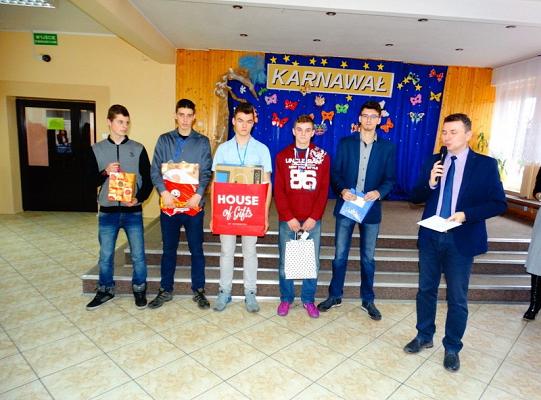 Nagrodzeni za wzorowe uczęszczanie do szkoły  i pochwaleni za  dobre oceny