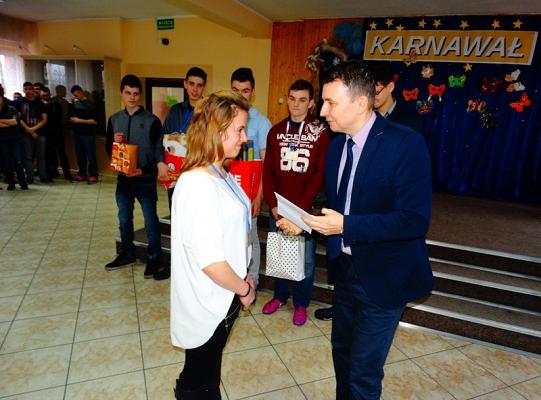 Nagrodzeni za wzorowe uczęszczanie do szkoły  i pochwaleni za  dobre oceny