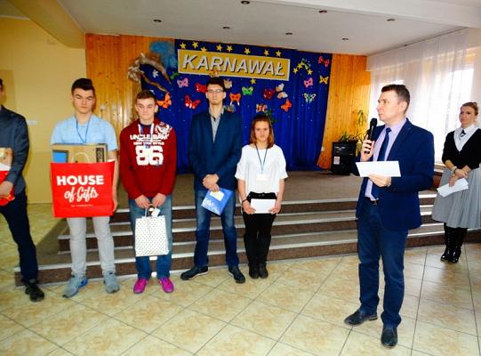 Nagrodzeni za wzorowe uczęszczanie do szkoły  i pochwaleni za  dobre oceny