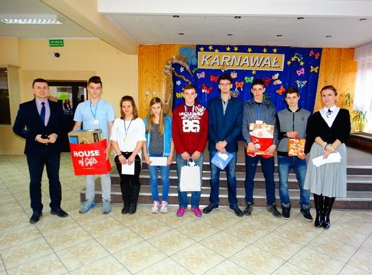 Nagrodzeni za wzorowe uczęszczanie do szkoły  i pochwaleni za  dobre oceny