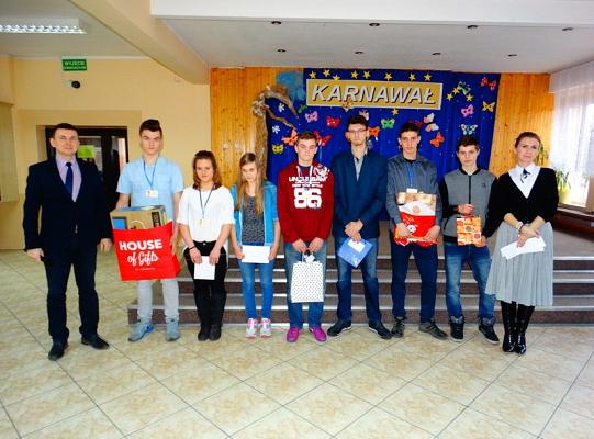 Nagrodzeni za wzorowe uczęszczanie do szkoły  i pochwaleni za  dobre oceny