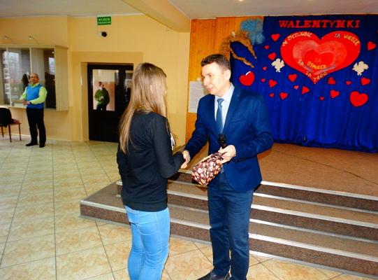 Nagrodzeni za wzorowe uczęszczanie do szkoły  i pochwaleni za  dobre oceny