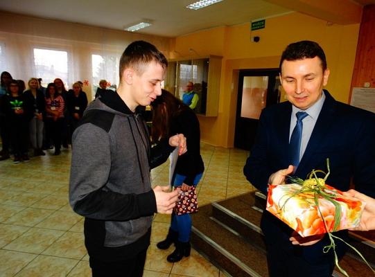 Nagrodzeni za wzorowe uczęszczanie do szkoły  i pochwaleni za  dobre oceny