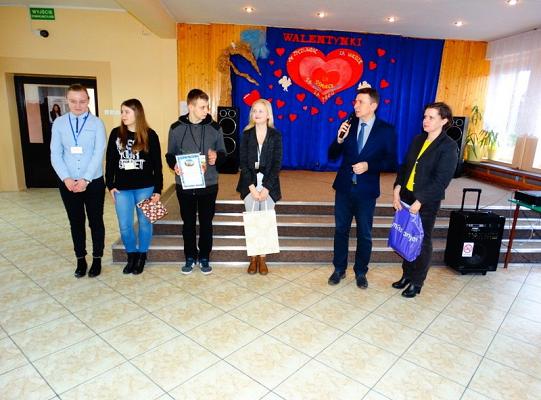 Nagrodzeni za wzorowe uczęszczanie do szkoły  i pochwaleni za  dobre oceny