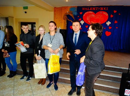 Nagrodzeni za wzorowe uczęszczanie do szkoły  i pochwaleni za  dobre oceny