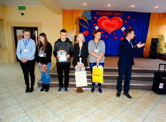 Nagrodzeni za wzorowe uczęszczanie do szkoły  i pochwaleni za  dobre oceny