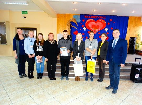 Nagrodzeni za wzorowe uczęszczanie do szkoły  i pochwaleni za  dobre oceny