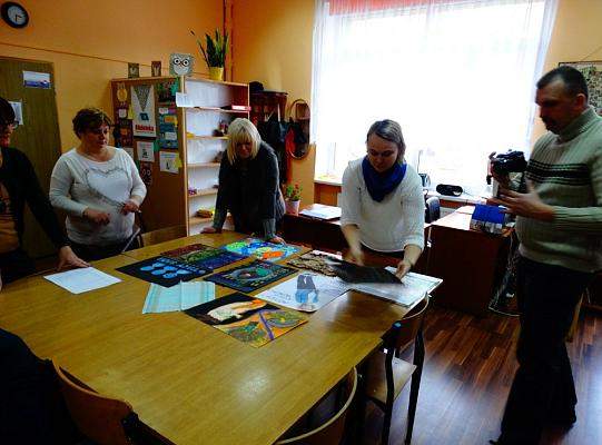 Jak komisja obradowała nad pracami -  „Tacy sami…  Autyzm” - obchody w 2016 roku