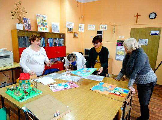 Jak komisja obradowała nad pracami -  „Tacy sami…  Autyzm” - obchody w 2016 roku