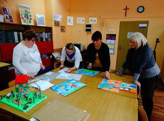 Jak komisja obradowała nad pracami -  „Tacy sami…  Autyzm” - obchody w 2016 roku