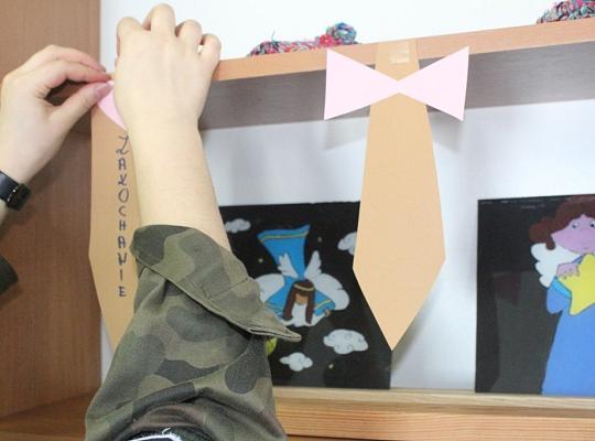 Ubieramy  bibliotekę PCE-ZSP w  modne  męskie krawaty!