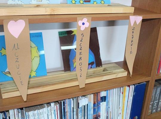 Ubieramy  bibliotekę PCE-ZSP w  modne  męskie krawaty!