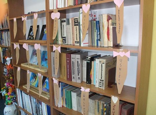 Ubieramy  bibliotekę PCE-ZSP w  modne  męskie krawaty!