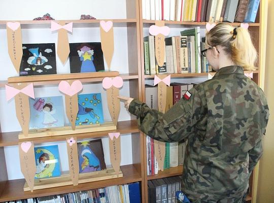 Ubieramy  bibliotekę PCE-ZSP w  modne  męskie krawaty!