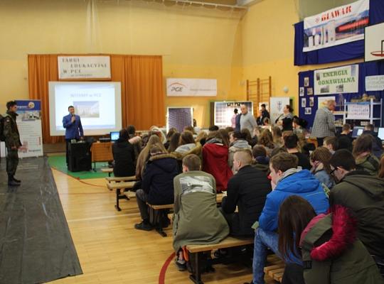 Budujemy, odnawiamy energetykę i promujemy styl wojskowy. Targi  i branding w PCE.