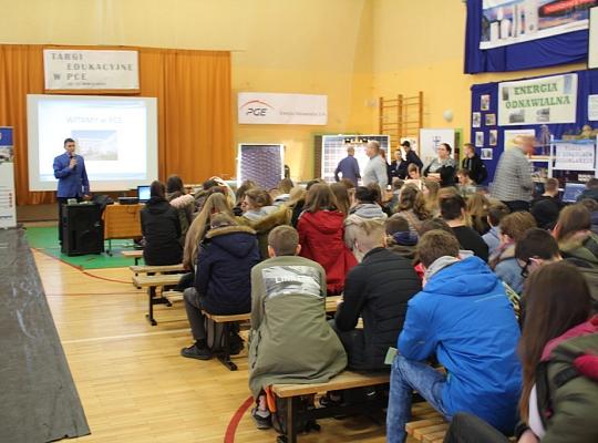 Budujemy, odnawiamy energetykę i promujemy styl wojskowy. Targi  i branding w PCE.