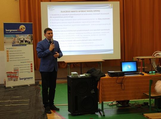 Budujemy, odnawiamy energetykę i promujemy styl wojskowy. Targi  i branding w PCE.