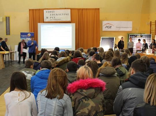 Budujemy, odnawiamy energetykę i promujemy styl wojskowy. Targi  i branding w PCE.