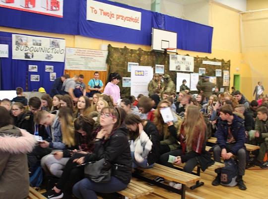 Budujemy, odnawiamy energetykę i promujemy styl wojskowy. Targi  i branding w PCE.