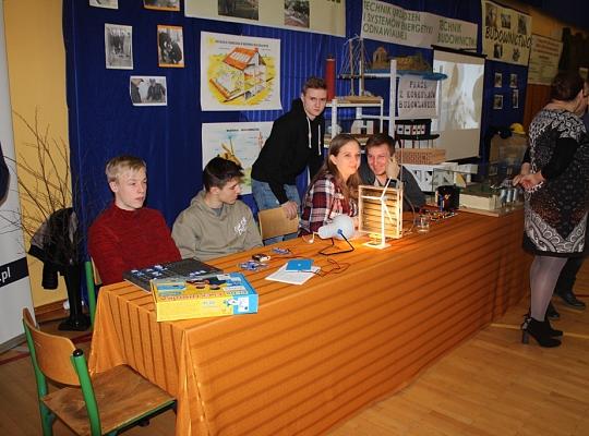 Budujemy, odnawiamy energetykę i promujemy styl wojskowy. Targi  i branding w PCE.