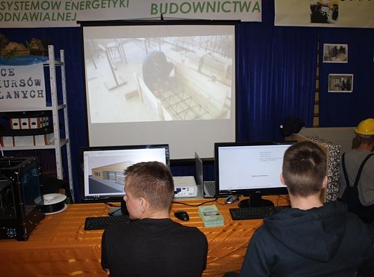 Budujemy, odnawiamy energetykę i promujemy styl wojskowy. Targi  i branding w PCE.