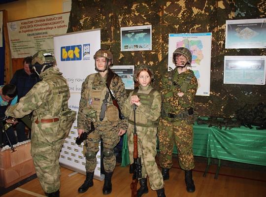 Budujemy, odnawiamy energetykę i promujemy styl wojskowy. Targi  i branding w PCE.