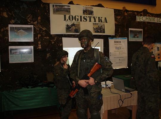 Budujemy, odnawiamy energetykę i promujemy styl wojskowy. Targi  i branding w PCE.