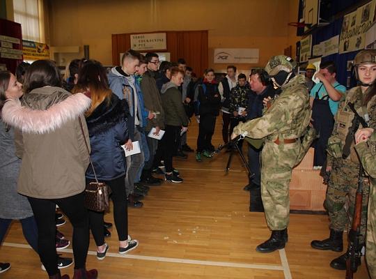 Budujemy, odnawiamy energetykę i promujemy styl wojskowy. Targi  i branding w PCE.