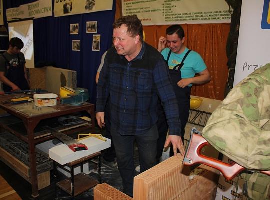 Budujemy, odnawiamy energetykę i promujemy styl wojskowy. Targi  i branding w PCE.