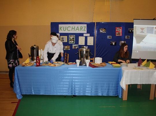 Budujemy, odnawiamy energetykę i promujemy styl wojskowy. Targi  i branding w PCE.