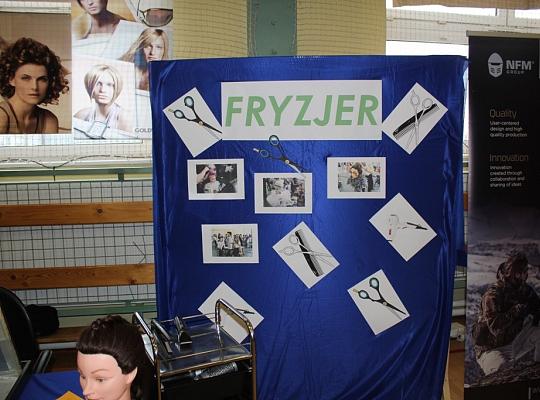 Budujemy, odnawiamy energetykę i promujemy styl wojskowy. Targi  i branding w PCE.