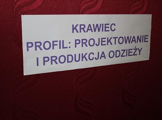 Budujemy, odnawiamy energetykę i promujemy styl wojskowy. Targi  i branding w PCE.