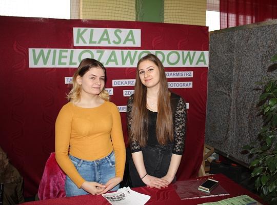 Budujemy, odnawiamy energetykę i promujemy styl wojskowy. Targi  i branding w PCE.